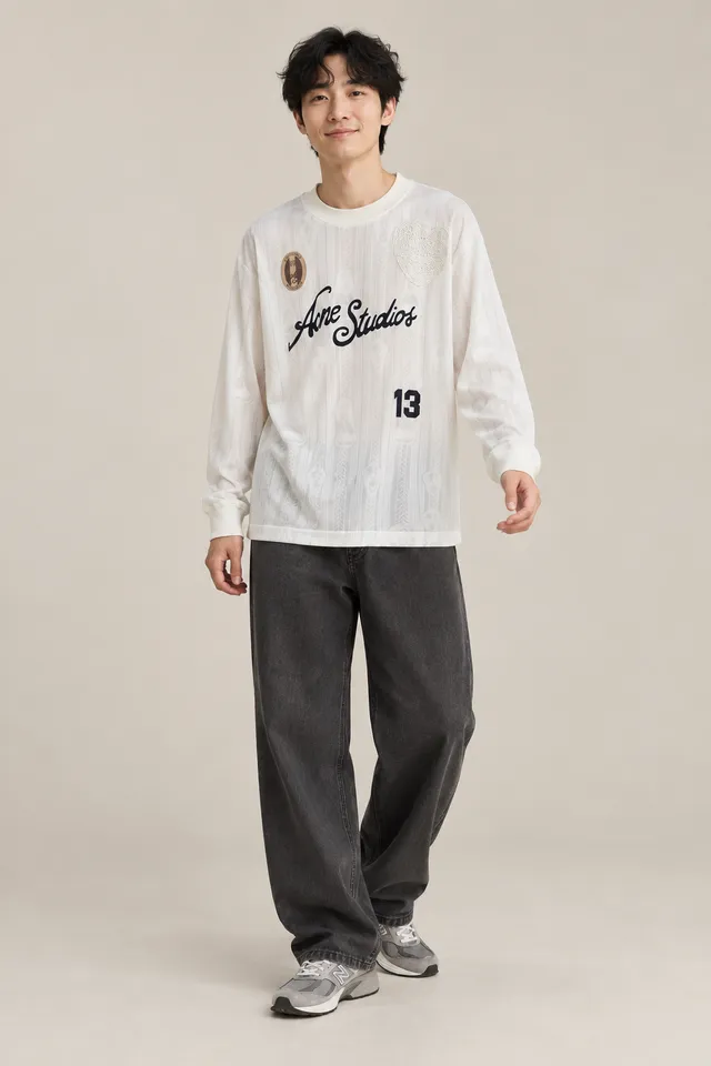 Sweat Acne Studios à inscription 13 STOCKHOLM blanc cassé et blanc, Porté de face