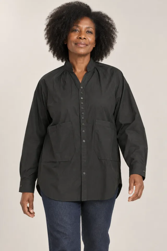 Chemise noire, Porté de face