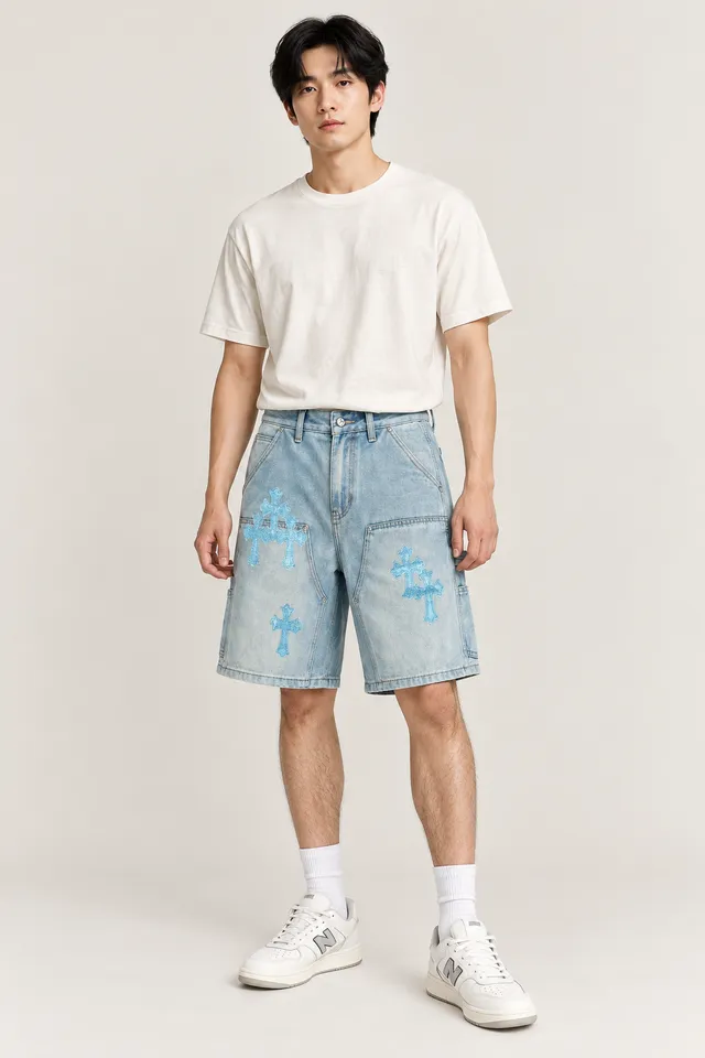 Short Chrome Hearts bleu clair à croix brodées, Porté de face