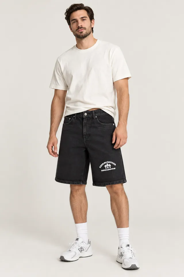 Short Chrome Hearts noir à broderie blanche, Porté de face