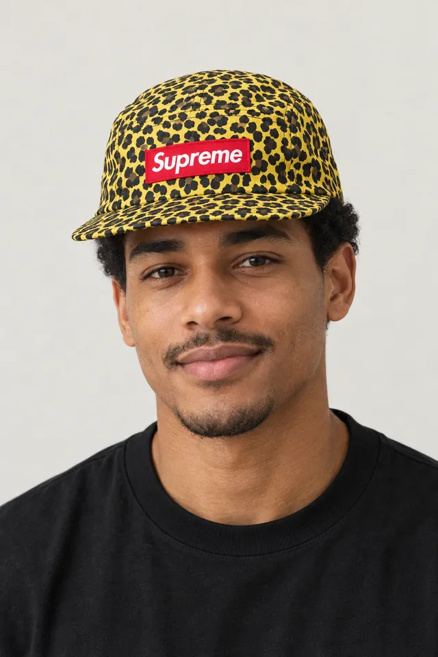 Casquette Supreme Camp noire et rouge, Porté de face