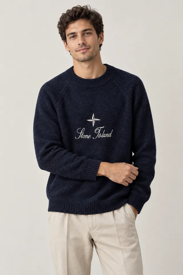 Pull en maille Stone Island bleu marine à broderie écrue, Porté de face