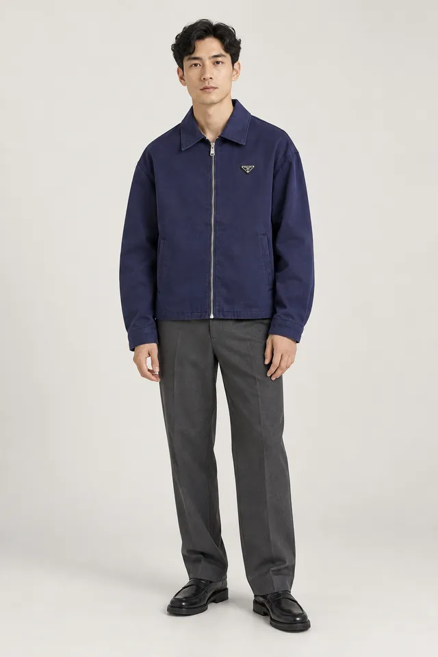 Veste Prada à inscription MILANO bleue et noire, Porté de face