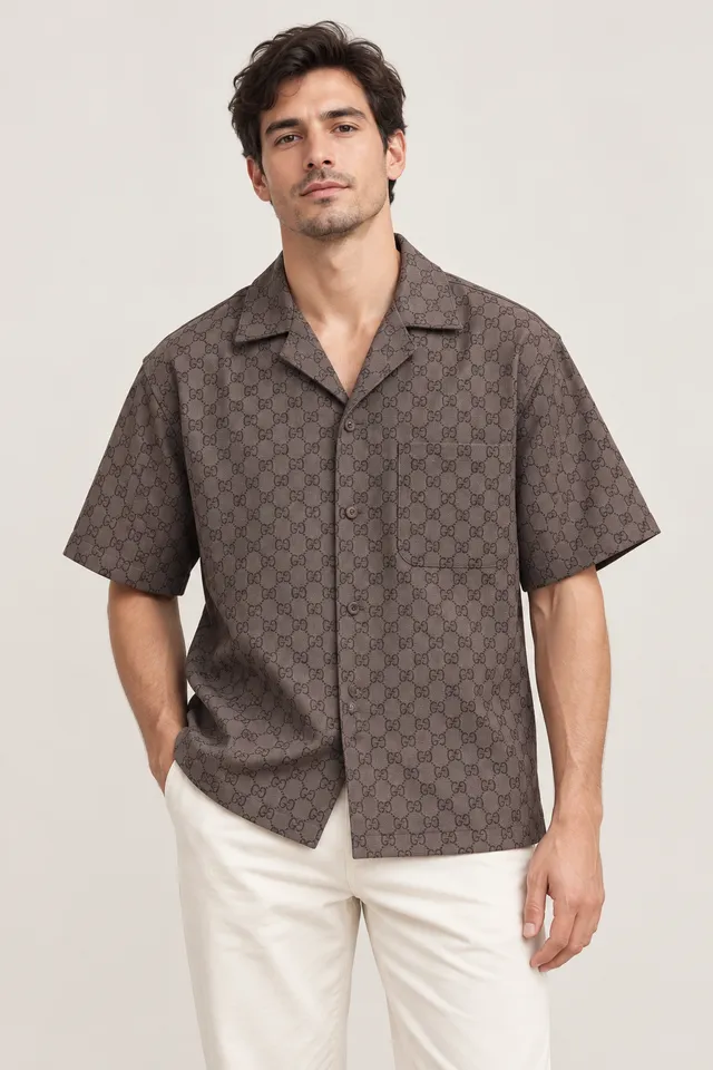 Chemise à manches courtes Gucci à monogramme GG brune, Porté de face