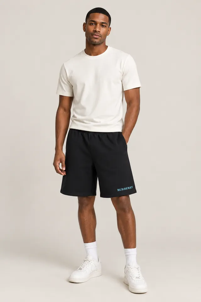 Short Burberry noir à inscription turquoise, Porté de face