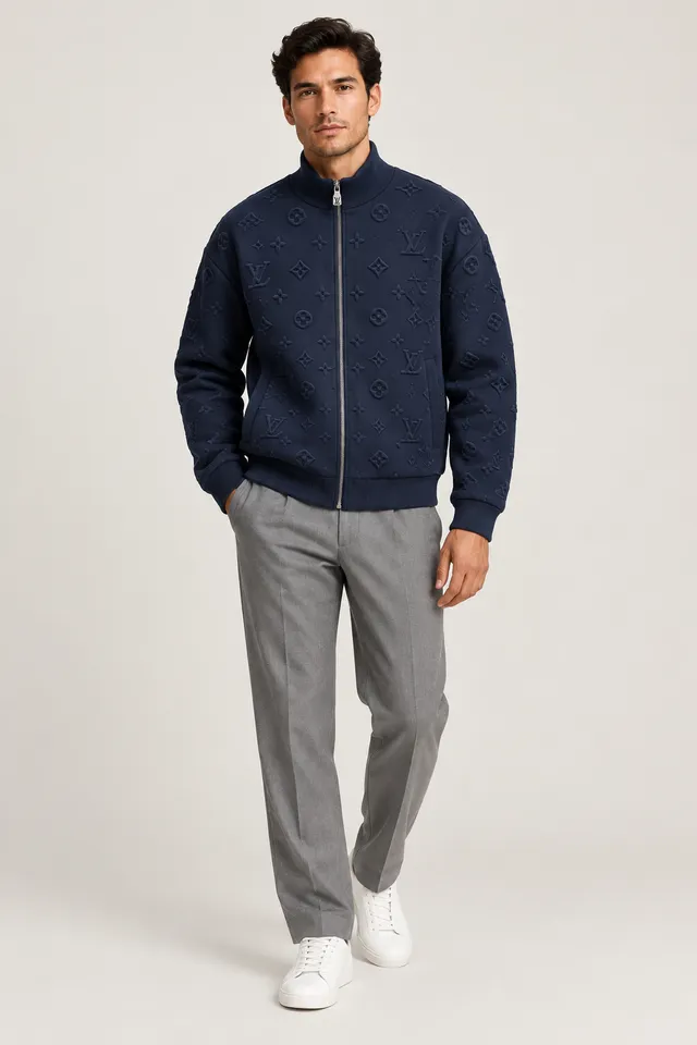 Veste Louis Vuitton bleu marine à monogramme en relief, Porté de face