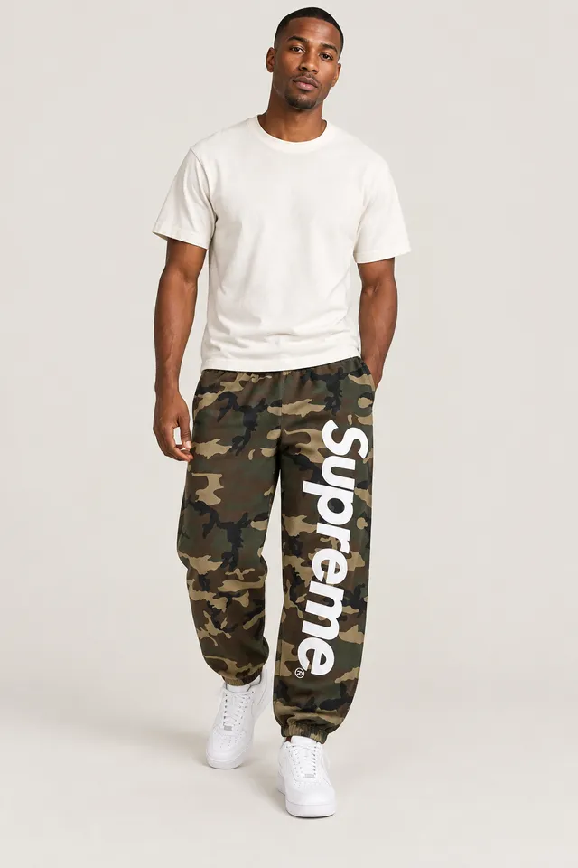 Pantalon Supreme à motif camouflage vert, Porté de face
