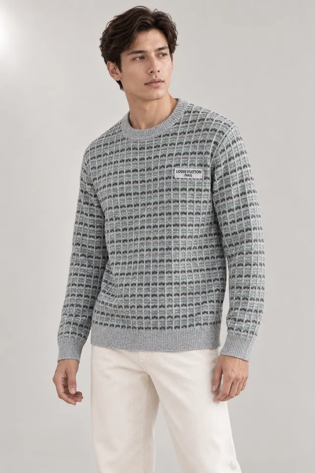 Pull en maille Louis Vuitton à inscription PARIS vert et gris, Porté de face
