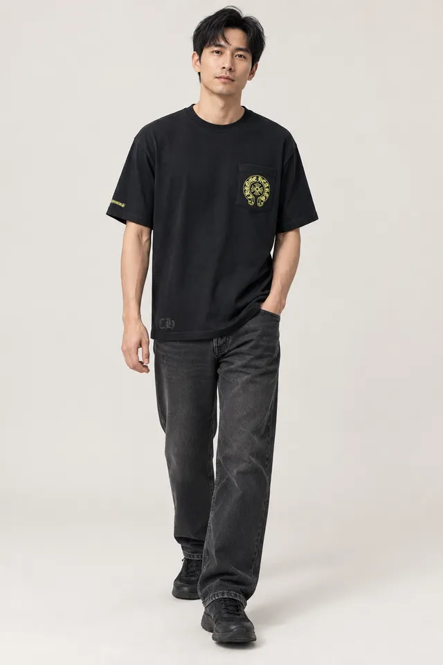T-shirt Chrome Hearts noir à poche et motifs jaunes, Porté de face