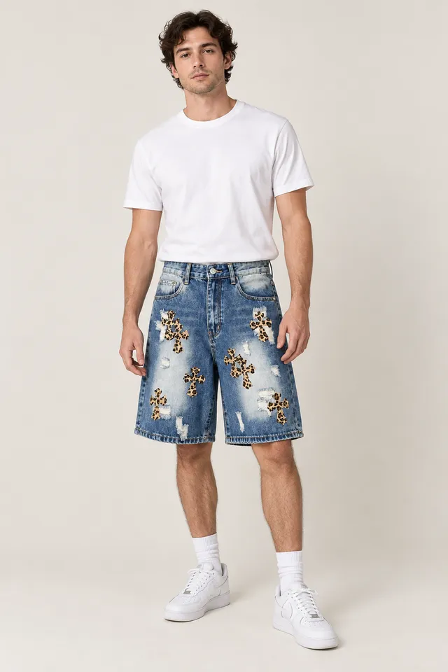 Short en jean Chrome Hearts à croix léopard, Porté de face