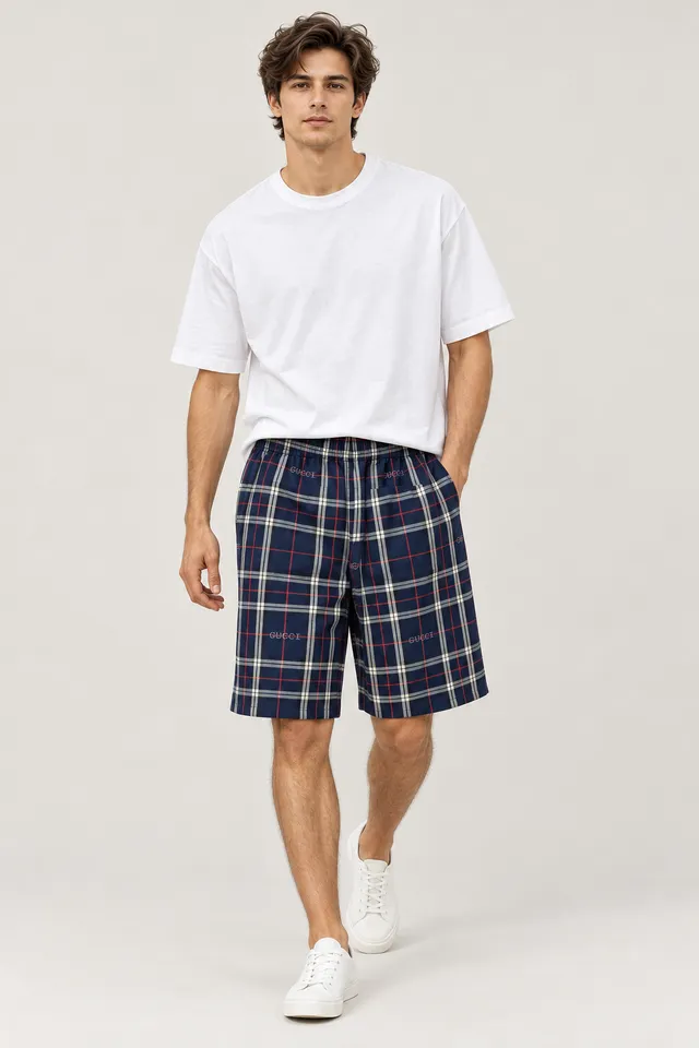 Short Gucci bleu marine à carreaux blancs et rouges, Porté de face