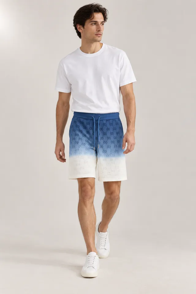 Short Gucci à monogramme bleu et blanc cassé, Porté de face