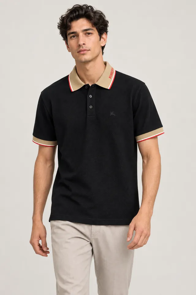 Polo Burberry noir à finitions beiges, Porté de face