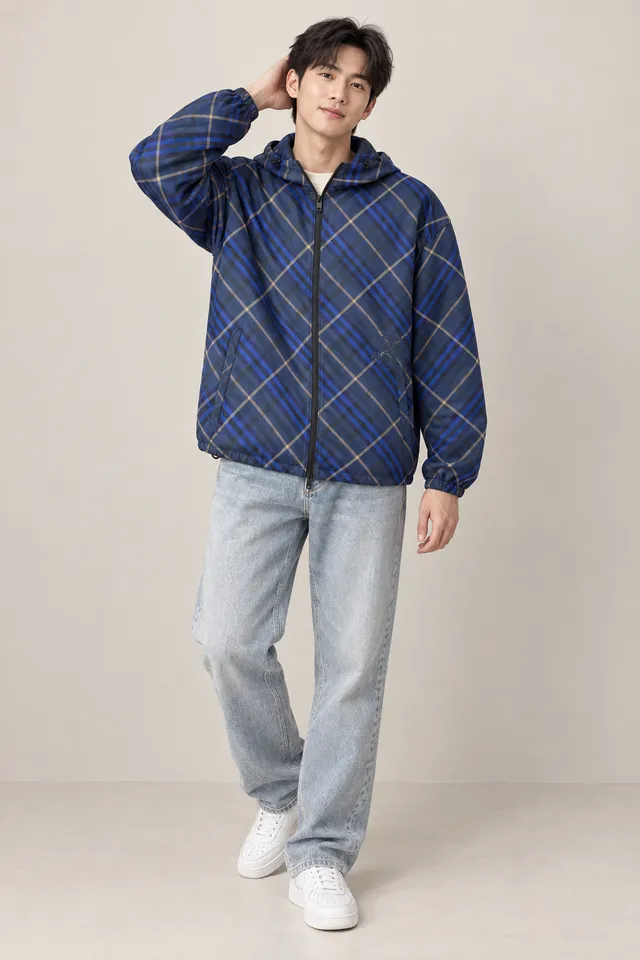 Veste Burberry bleue et beige, Porté de face