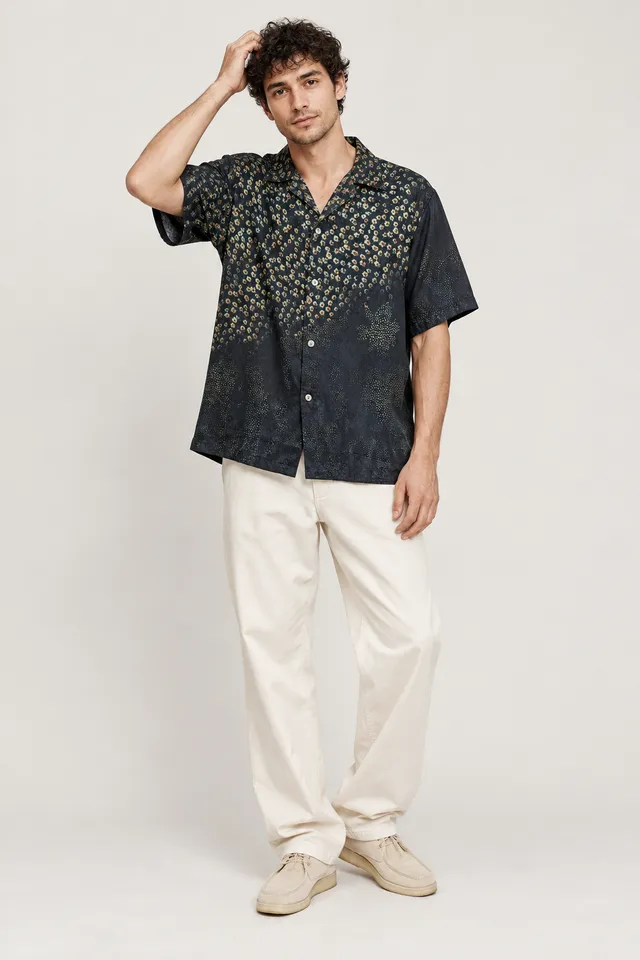 Chemise Our Legacy à manches courtes et motif fleuri sur fond sombre, Porté de face