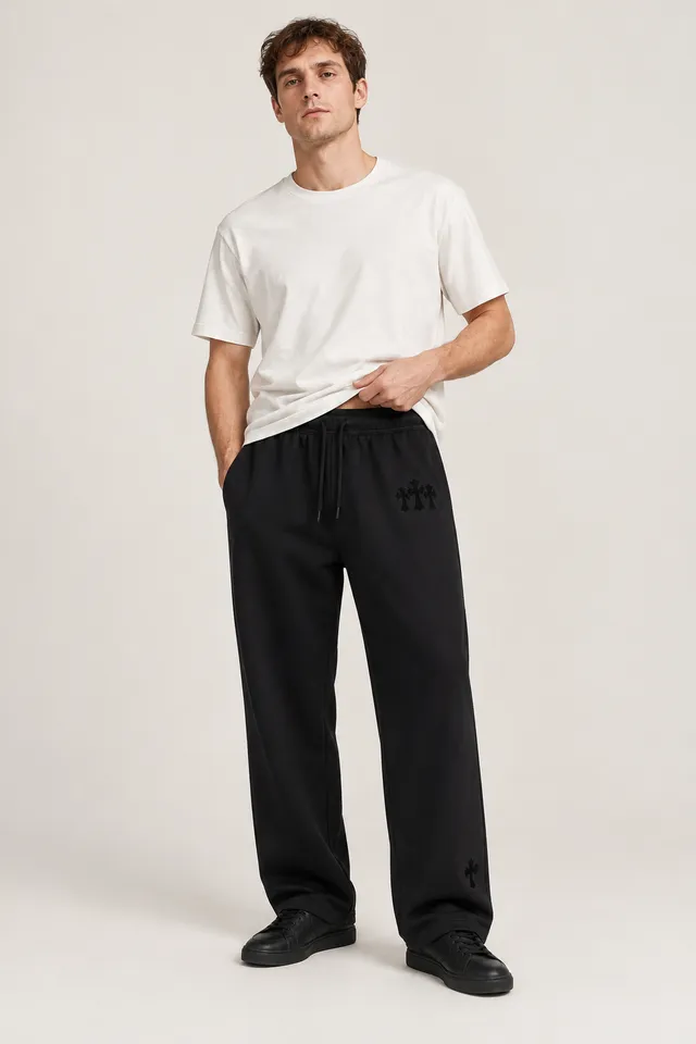 Pantalon Chrome Hearts noir à croix ton sur ton, Porté de face