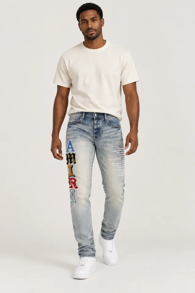 Jean Amiri bleu délavé à lettres appliquées multicolores, Porté de face