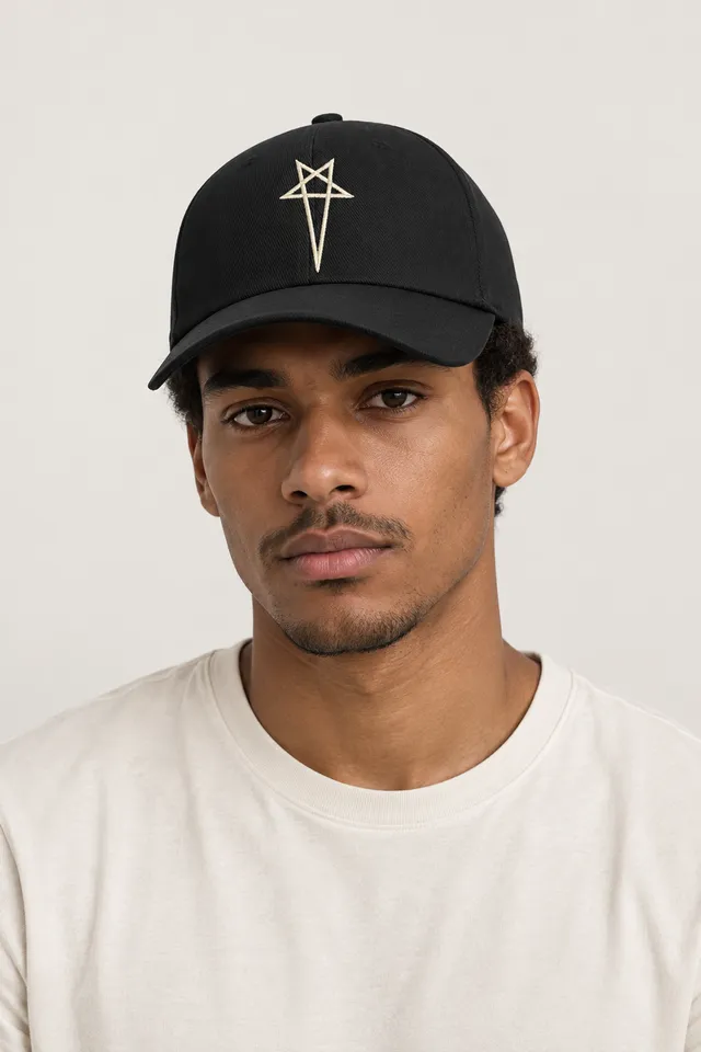 Casquette Rick Owens noire à motif géométrique brodé, Porté de face