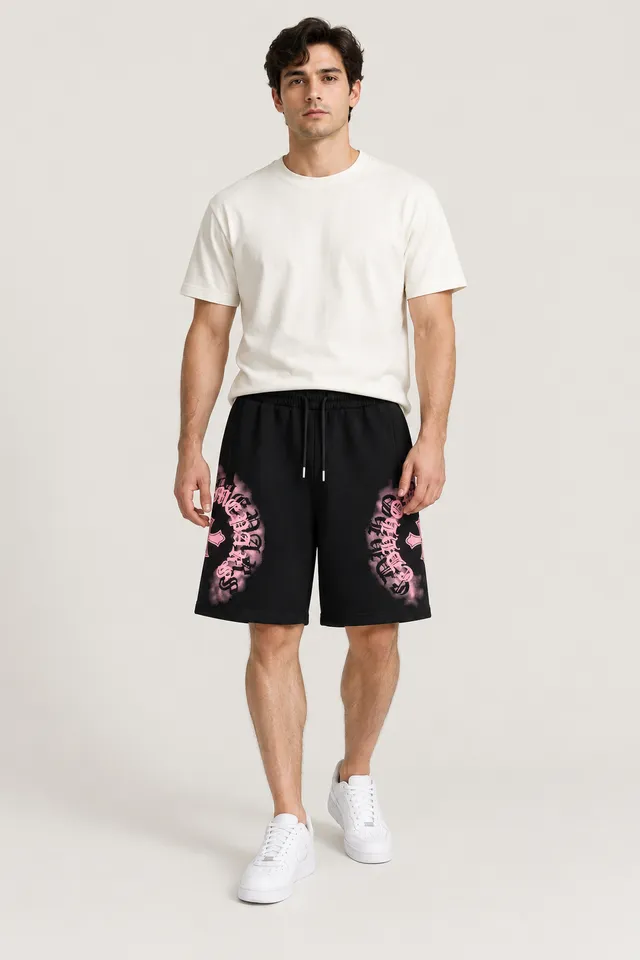 Short Chrome Hearts noir à motifs roses, Porté de face