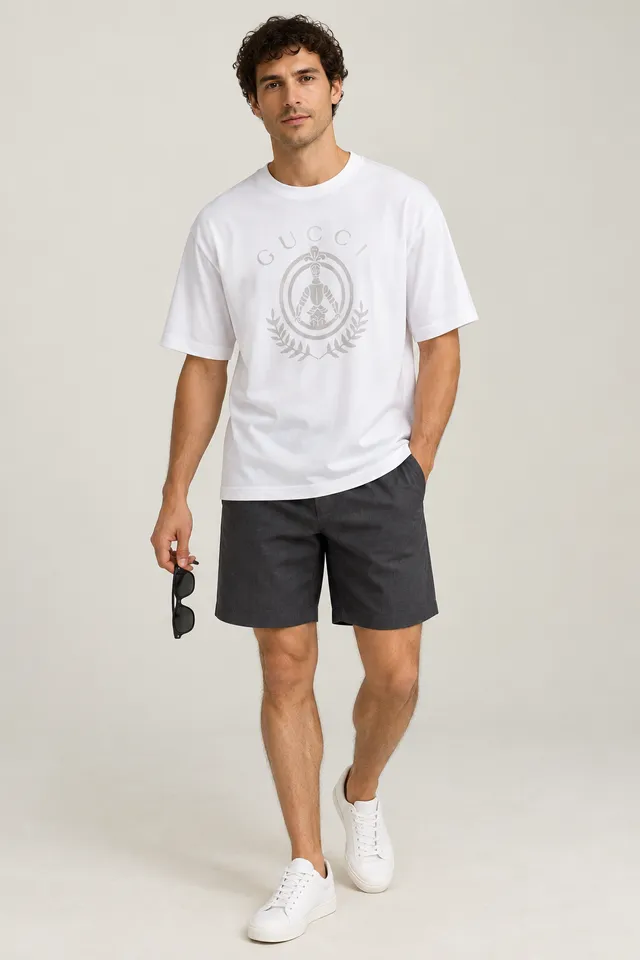 T-shirt Gucci à imprimé sur la poitrine blanc, Porté de face
