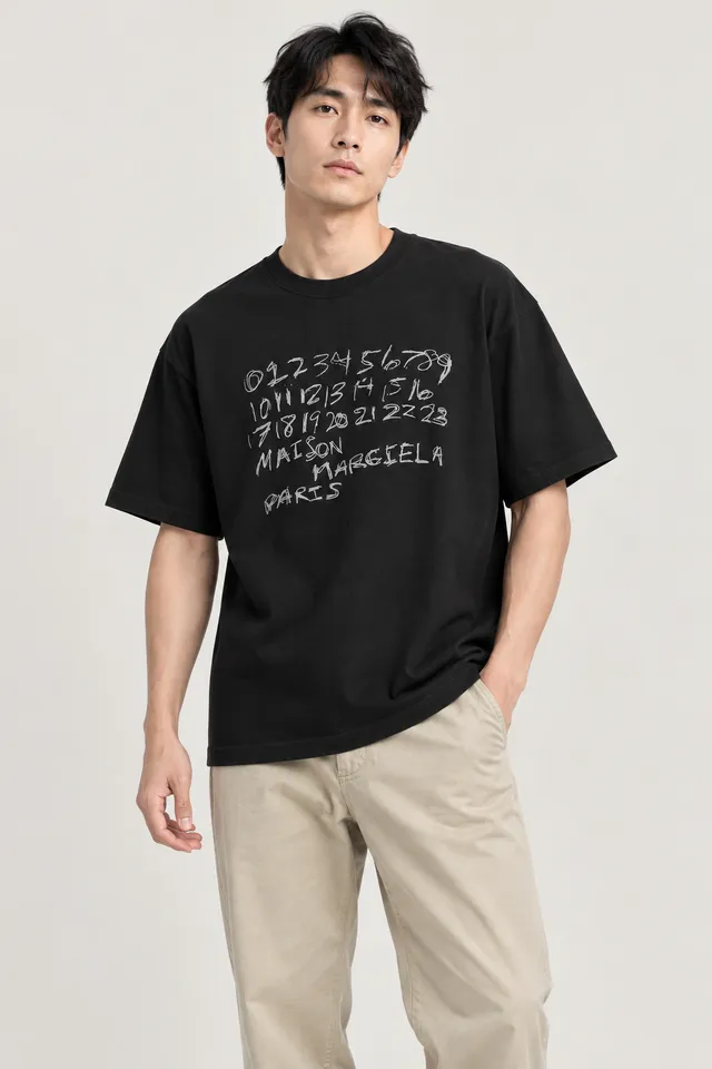 T-shirt Maison Margiela à chiffres manuscrits, Porté de face