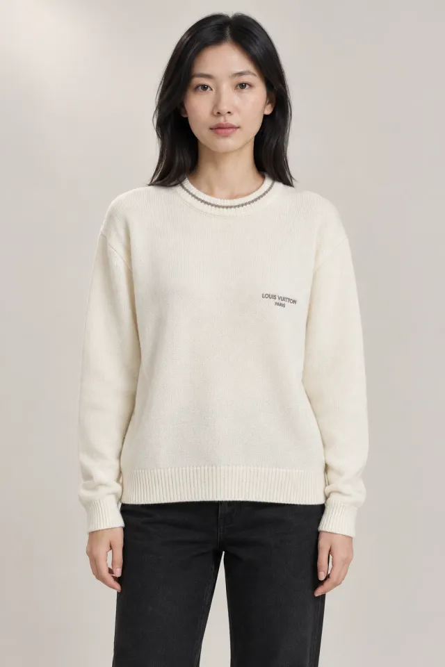 Pull en maille Louis Vuitton à inscription PARIS blanc cassé et noir, Porté de face