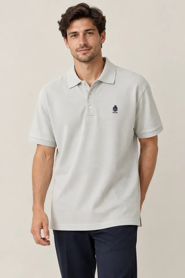 Polo Prada gris, Porté de face