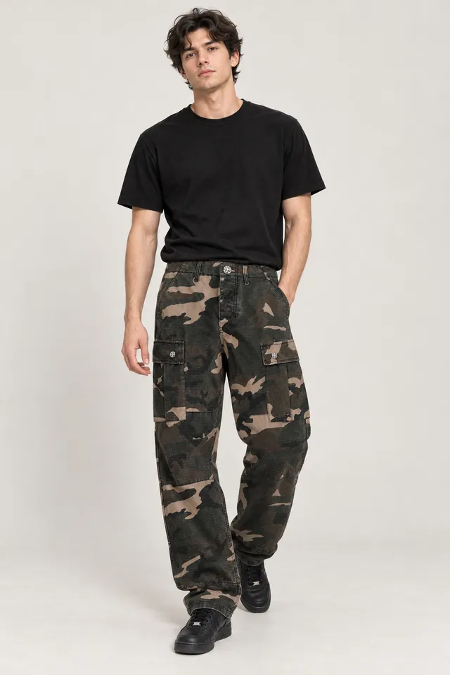 Pantalon cargo Chrome Hearts camouflage vert et marron, Porté de face