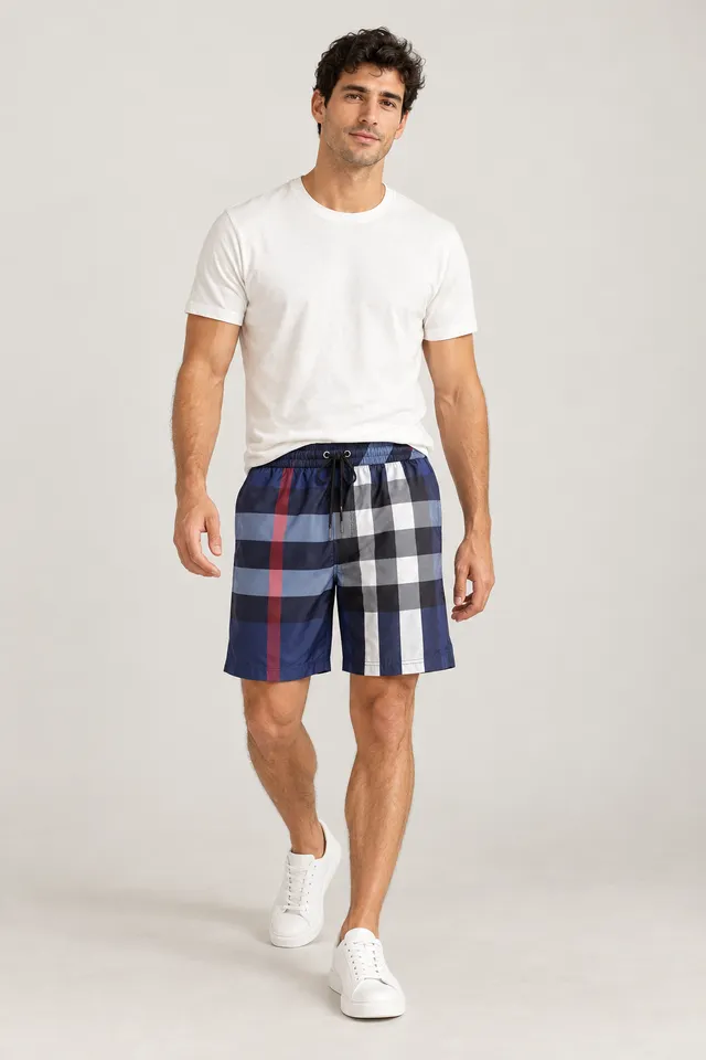 Short Burberry blanc et bleu, Porté de face